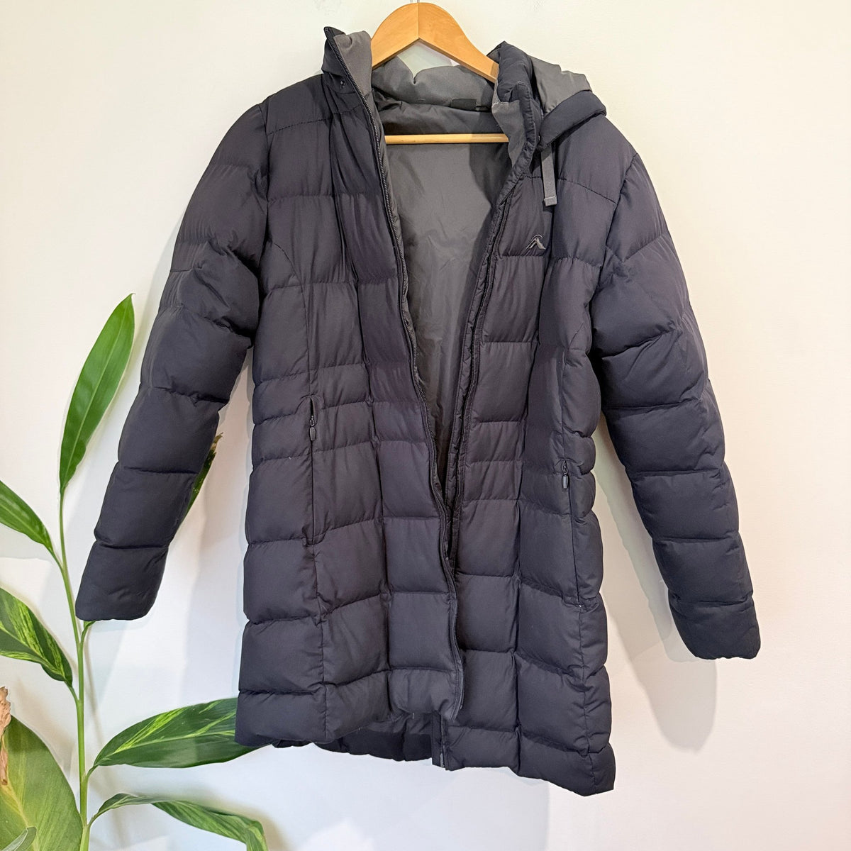 Macpac Navy Hooded Down Puffer Coat Size 14 (needs new zip)