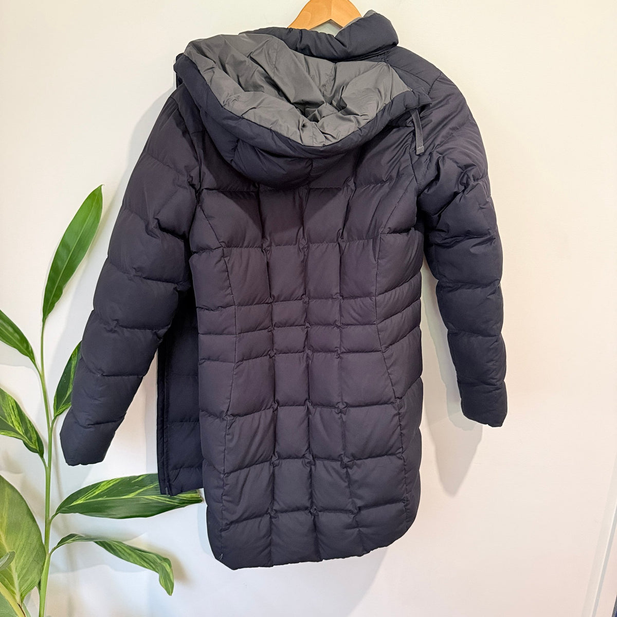 Macpac Navy Hooded Down Puffer Coat Size 14 (needs new zip)