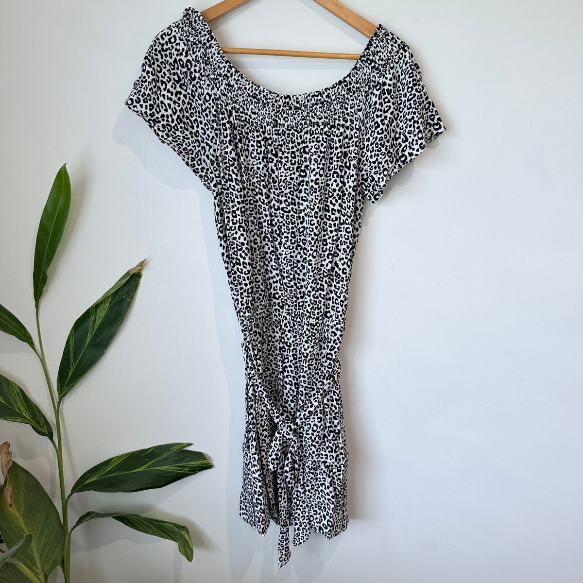 Decjuba Black & White Leopard Off Shoulder Tie Waist Dress Size M