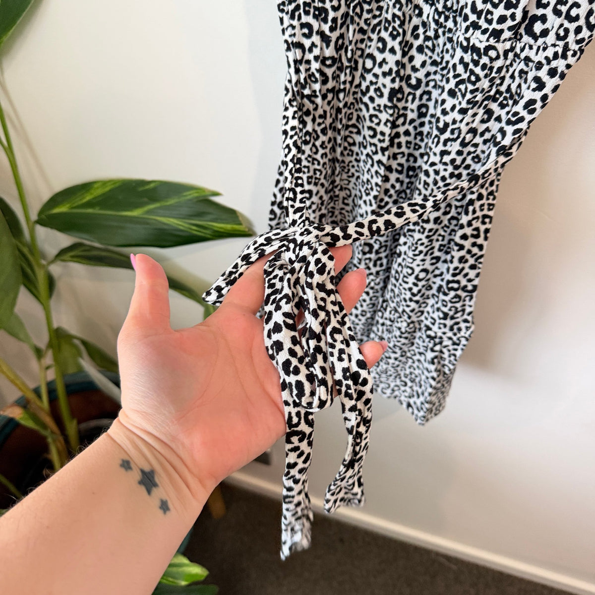 Decjuba Black & White Leopard Off Shoulder Tie Waist Dress Size M