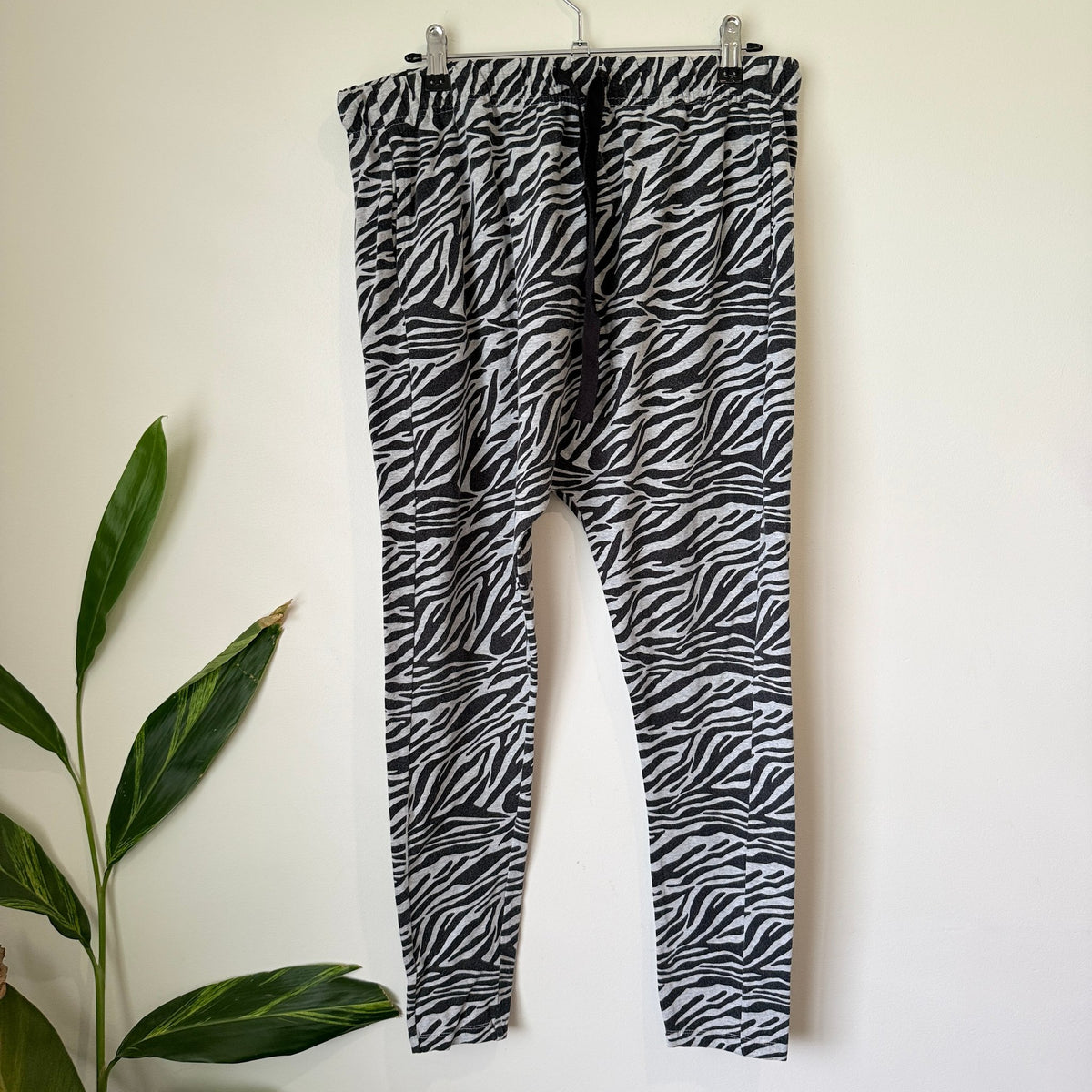 Decjuba D-Luxe Basics Grey Zebra Print Drawstring Joggers Size M