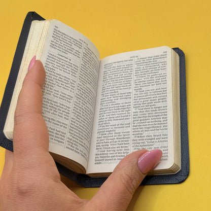 New Testament with Psalms and Proverbs by The Gideons International