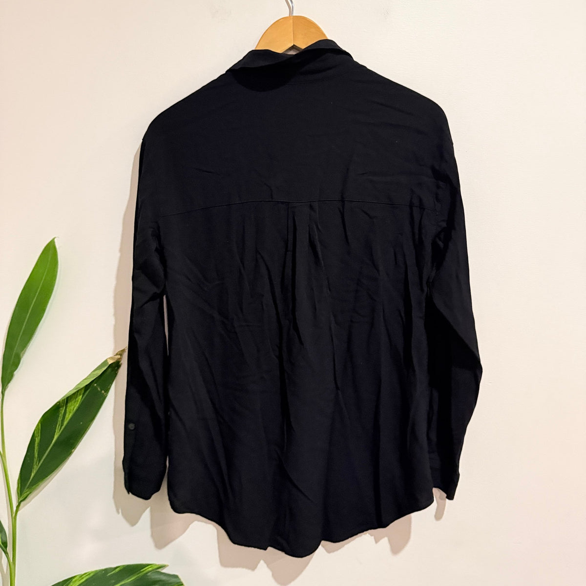 Decjuba Black Button Up Shirt Size 8