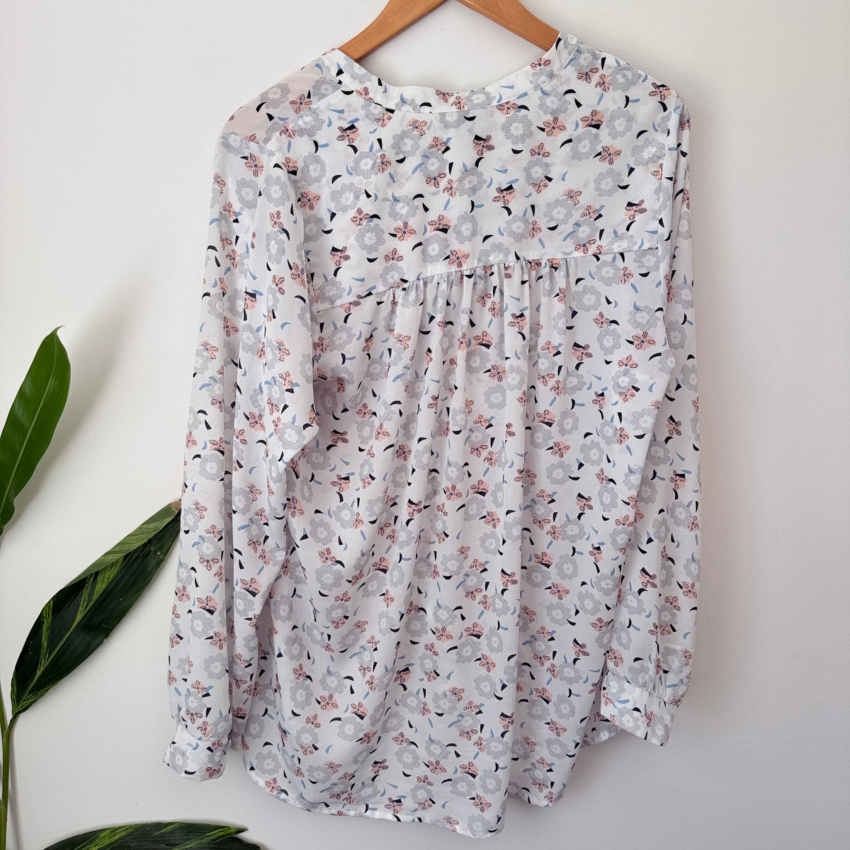 KILT White Floral Print Long Sleeve Blouse Size U/Arm to U/Arm 52cm