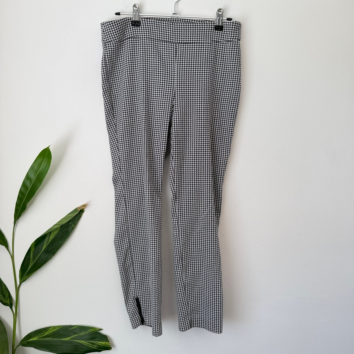 Van Heusen Black & White Houndstooth Stretch Pants Size 8 Short