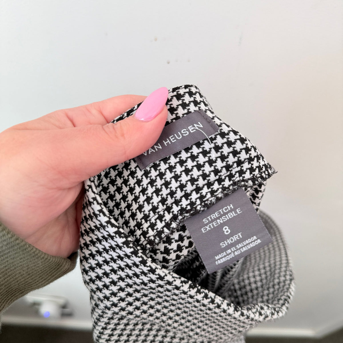 Van Heusen Black & White Houndstooth Stretch Pants Size 8 Short