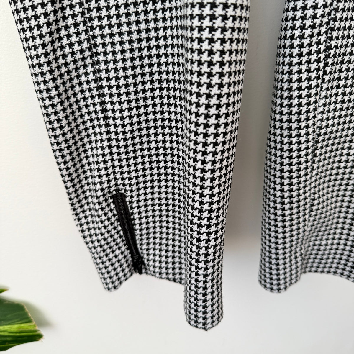 Van Heusen Black & White Houndstooth Stretch Pants Size 8 Short