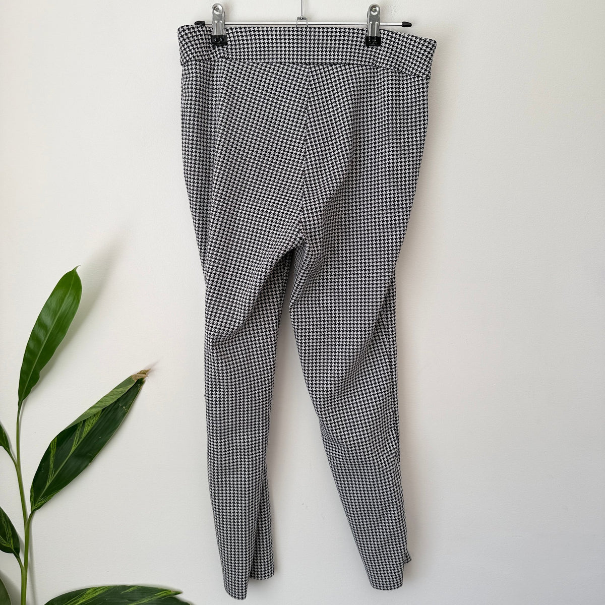 Van Heusen Black & White Houndstooth Stretch Pants Size 8 Short