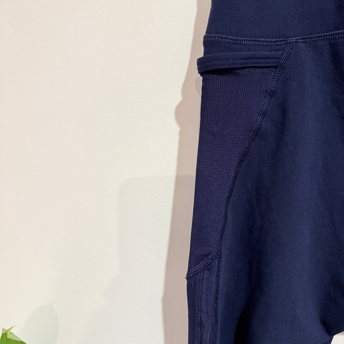 Lorna Jane Navy 3/4 Tights with Side Pockets Size Waist 68cm