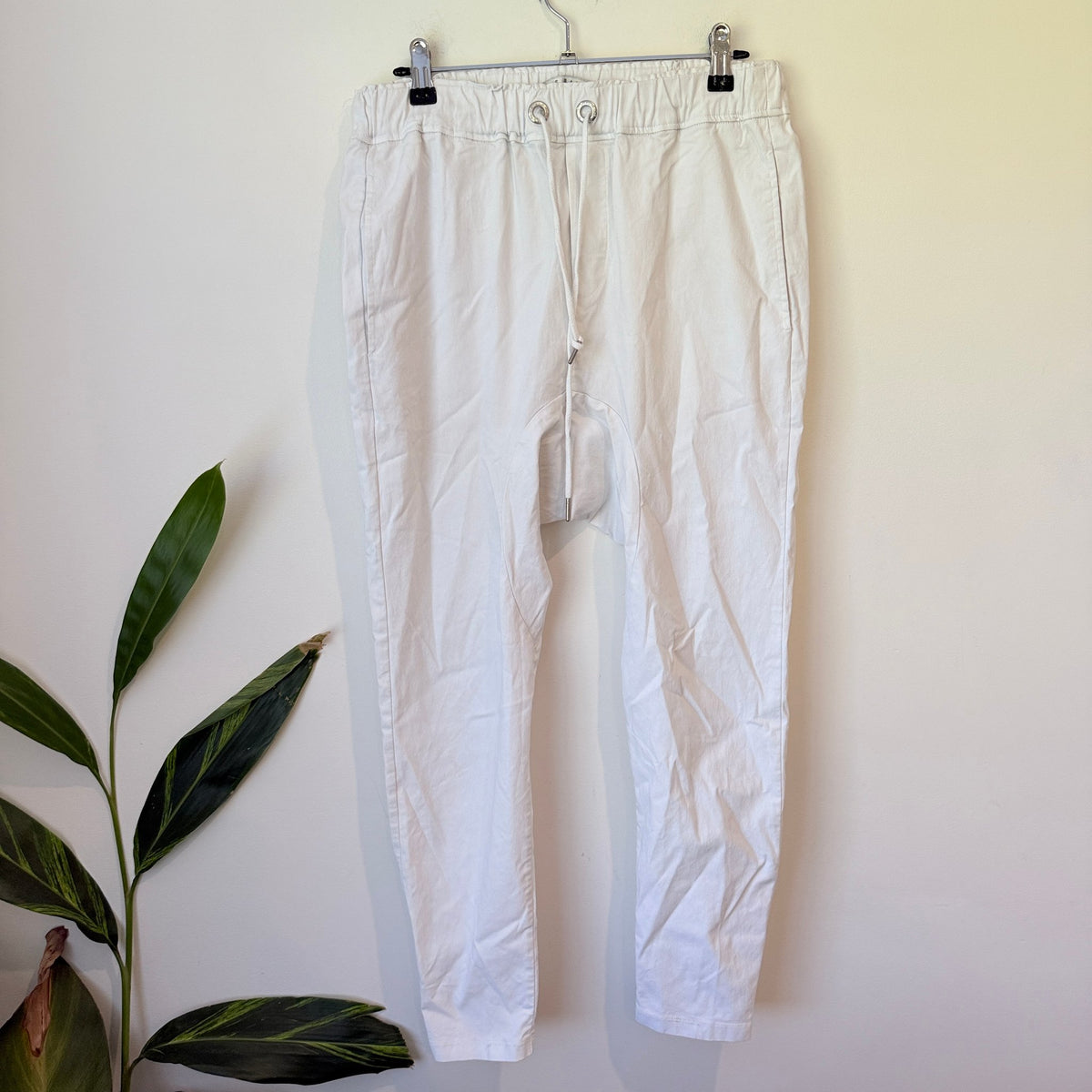 Decjuba D-Luxe Basics White Drawstring Tapered Pants Size 8
