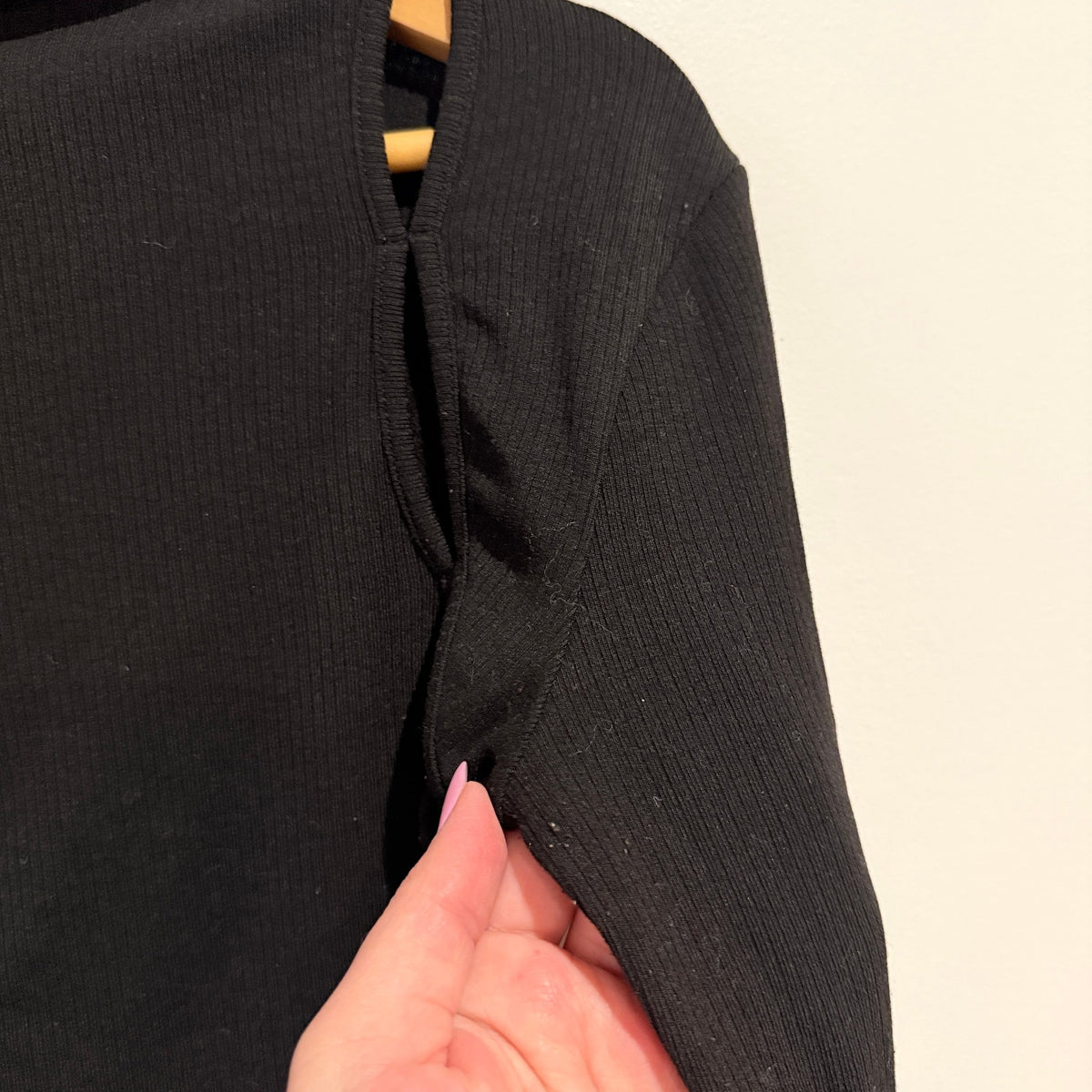 Brand Unknown Size U/Arm to U/Arm 42cm Ribbed Cut Out Shoulder Top