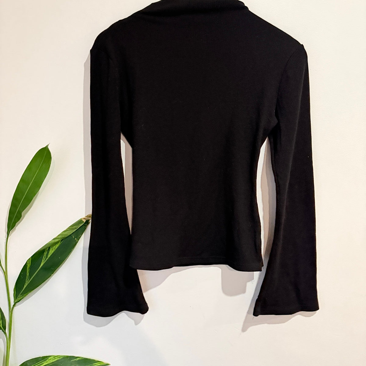 Brand Unknown Size U/Arm to U/Arm 42cm Ribbed Cut Out Shoulder Top