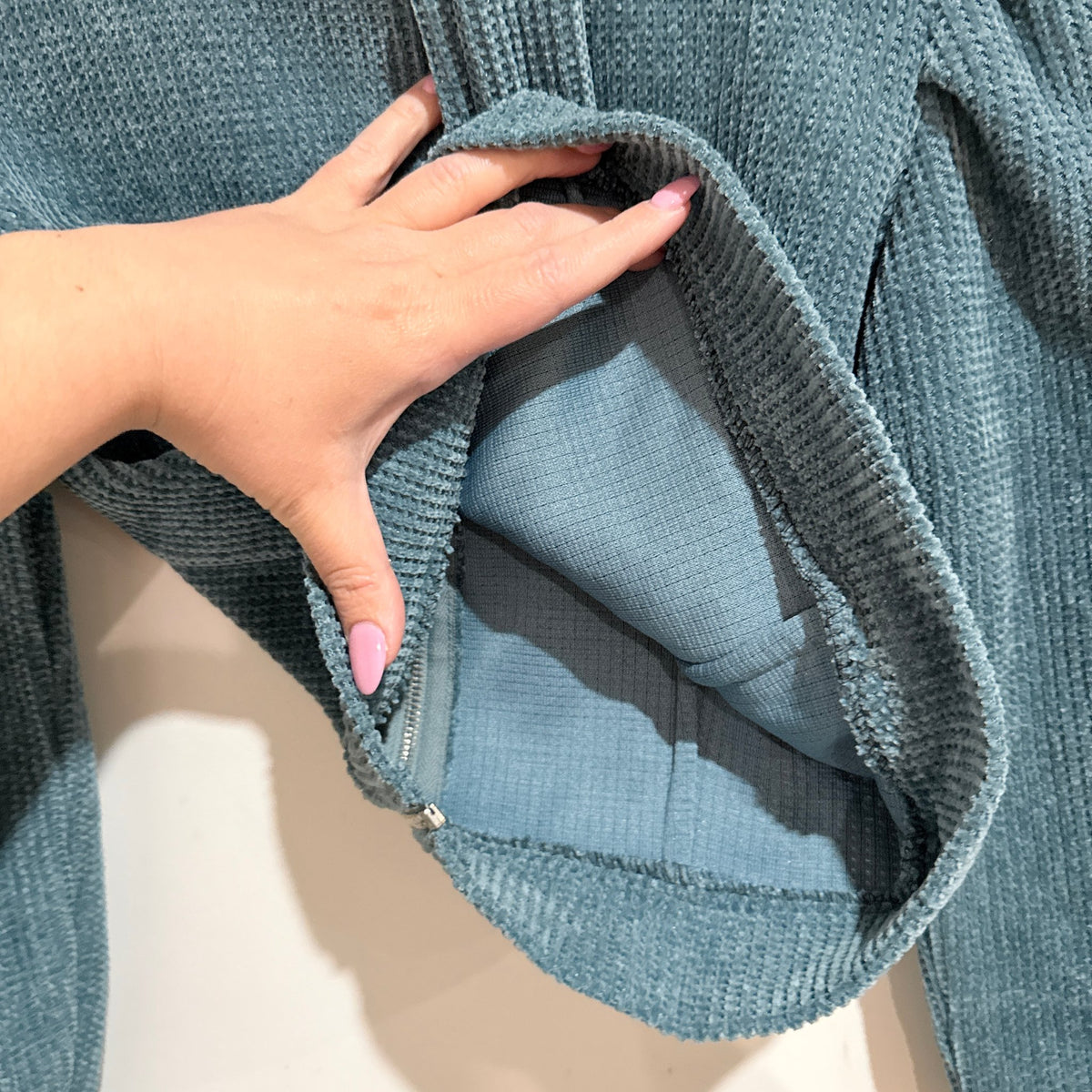 Bobby's Size M | U/Arm to U/Arm 42cm Chenille Knit Tie Neck Crop Jumper