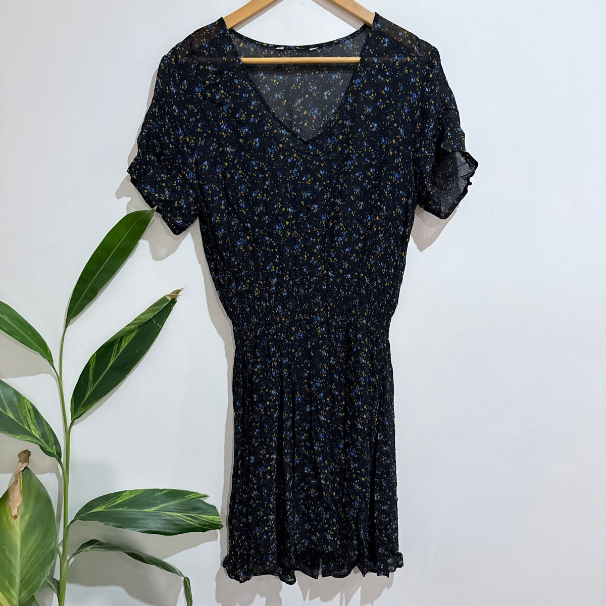 Max Size U/Arm to U/Arm 45cm Ditsy Floral V-Neck Mini Dress
