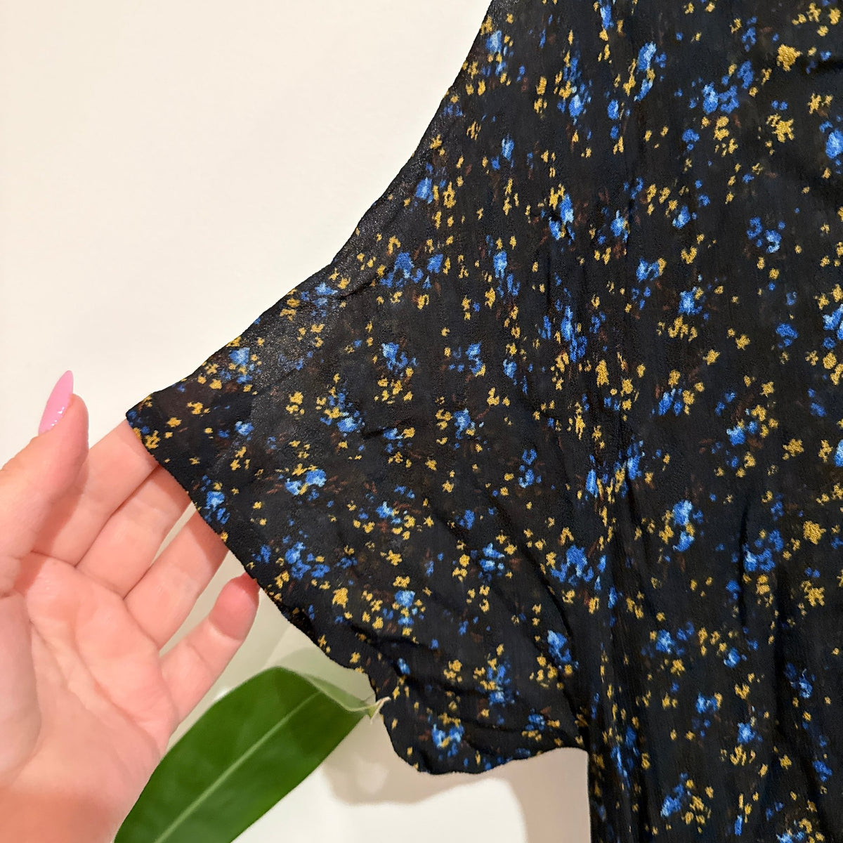 Max Size U/Arm to U/Arm 45cm Ditsy Floral V-Neck Mini Dress