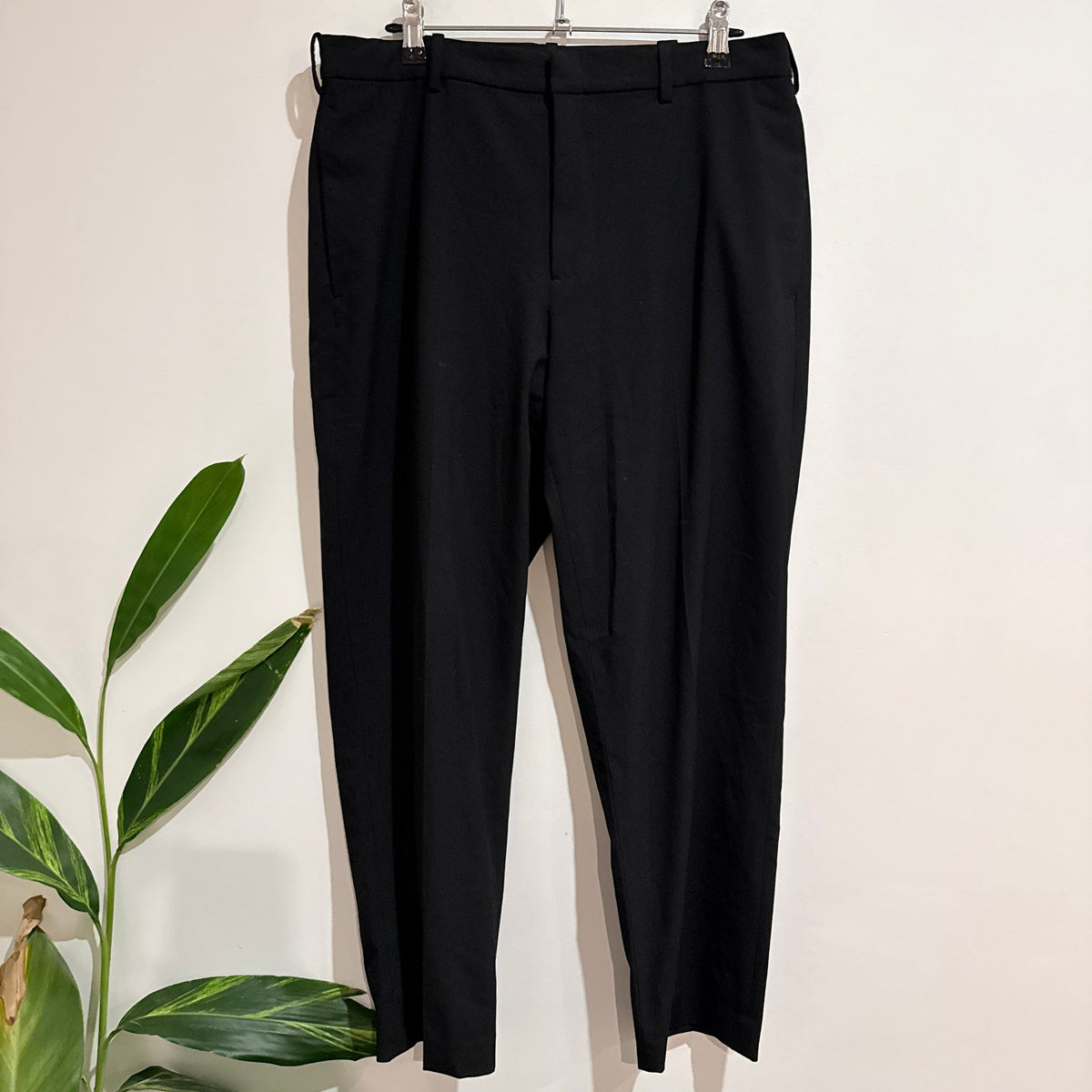 Uniqlo Black Tapered Trousers Size M | Waist 30-33 inch