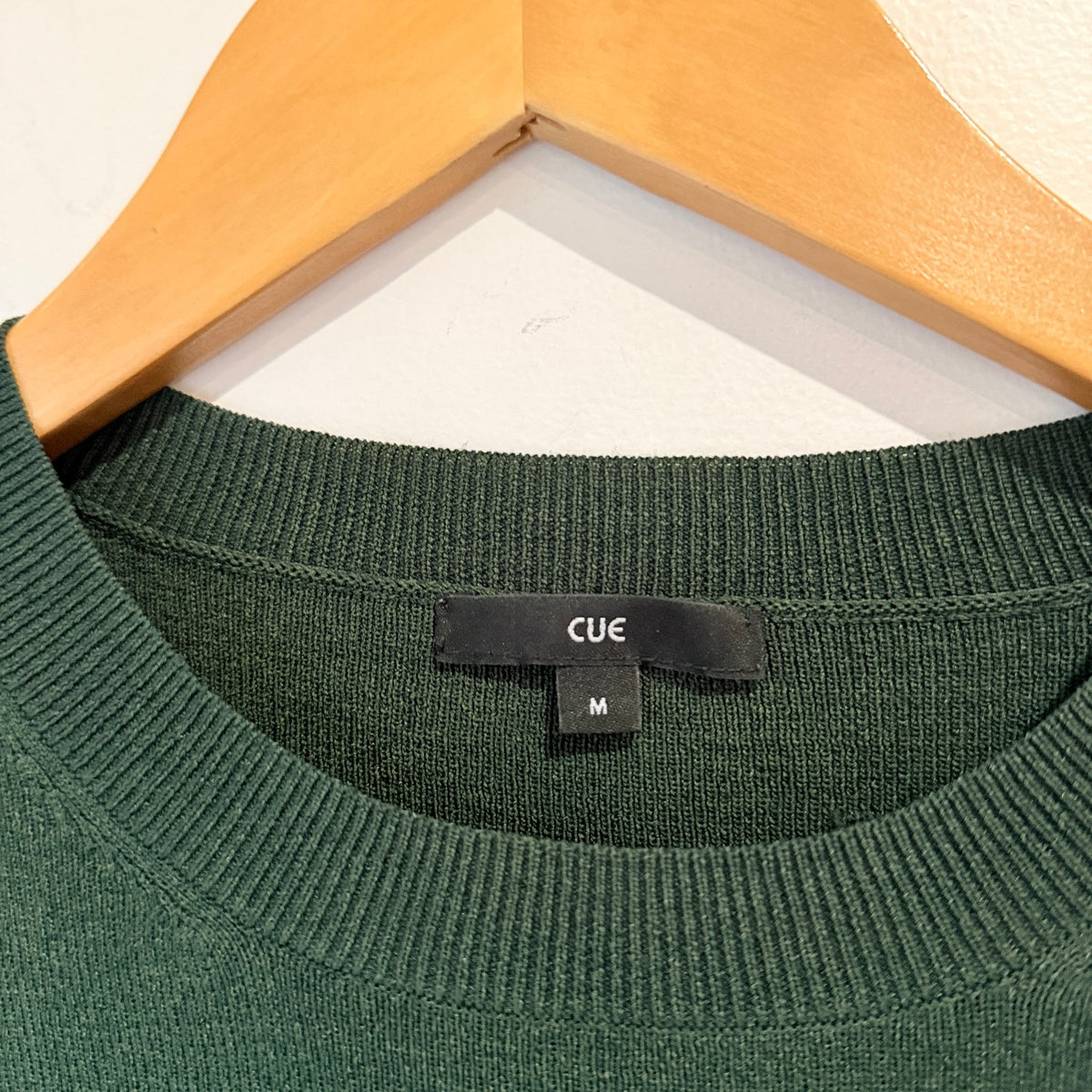 Cue Size M Fluted Cuff Rib Knit Top
