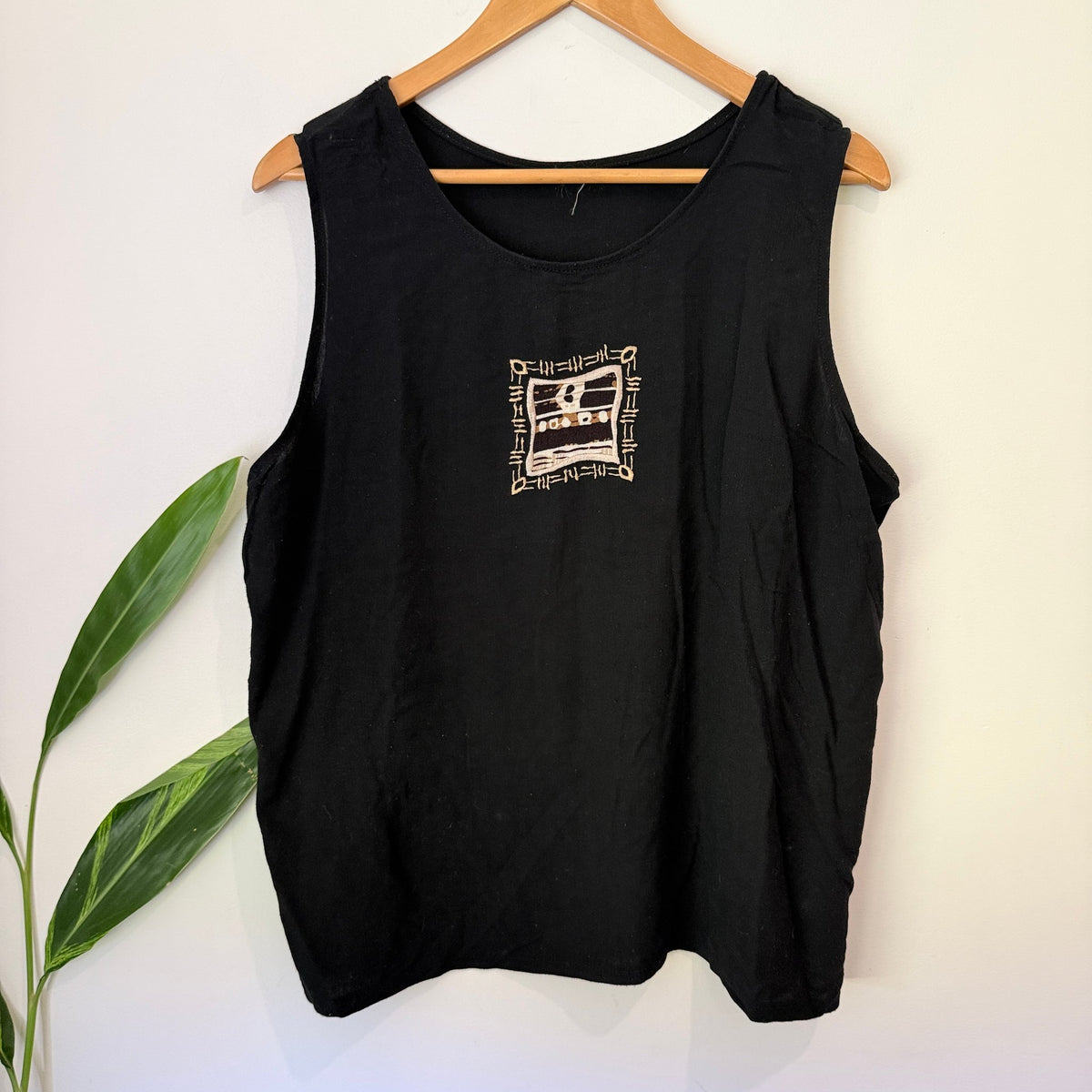 Brand Unknown Size U/Arm to U/Arm 62cm Embroidered Patch Sleeveless Top