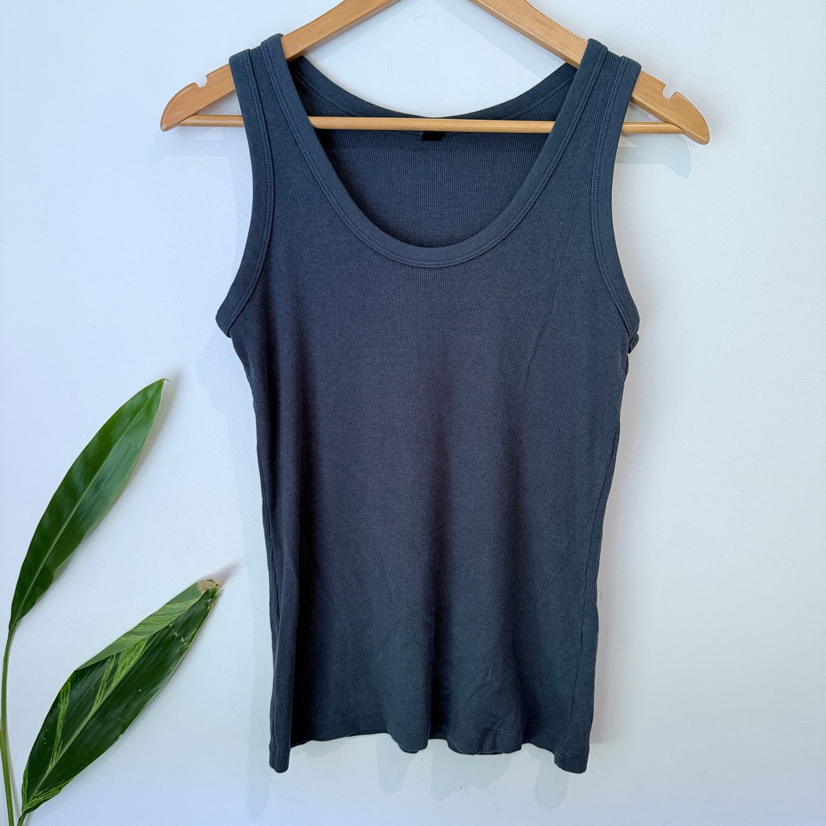 Uniqlo Size M Ribbed Scoop Neck Tank