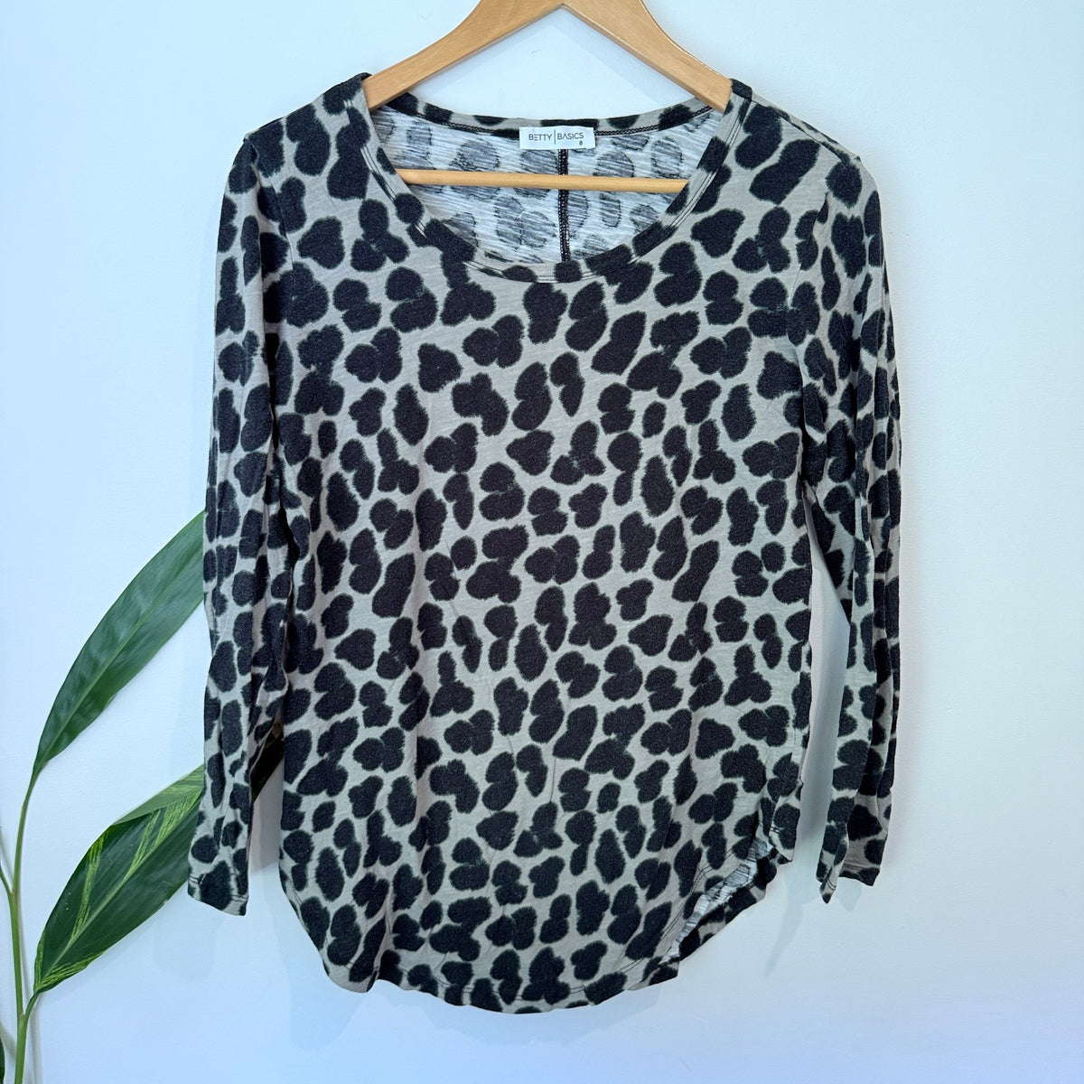 Betty Basics Size 8 Animal Print Long Sleeve Top