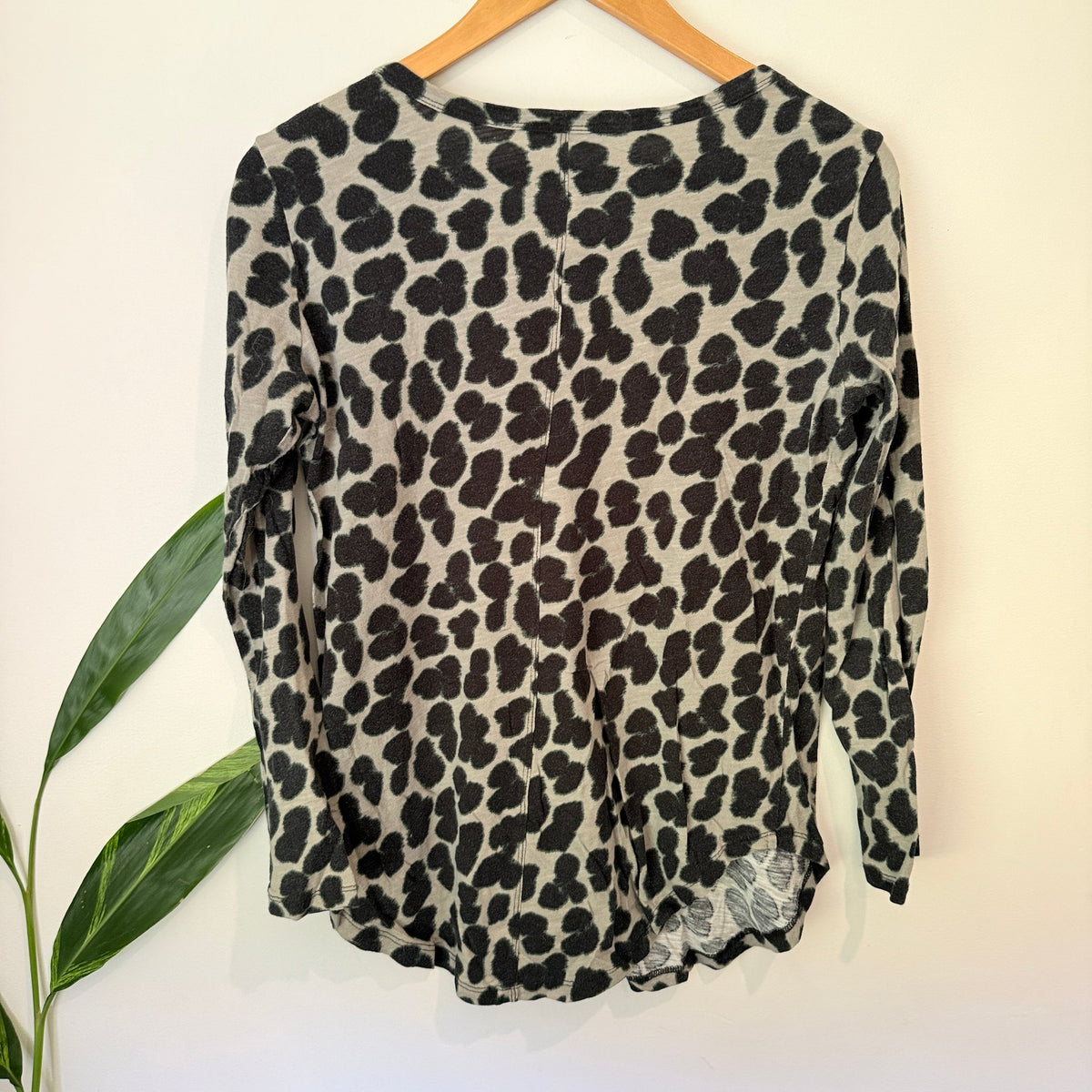 Betty Basics Size 8 Animal Print Long Sleeve Top