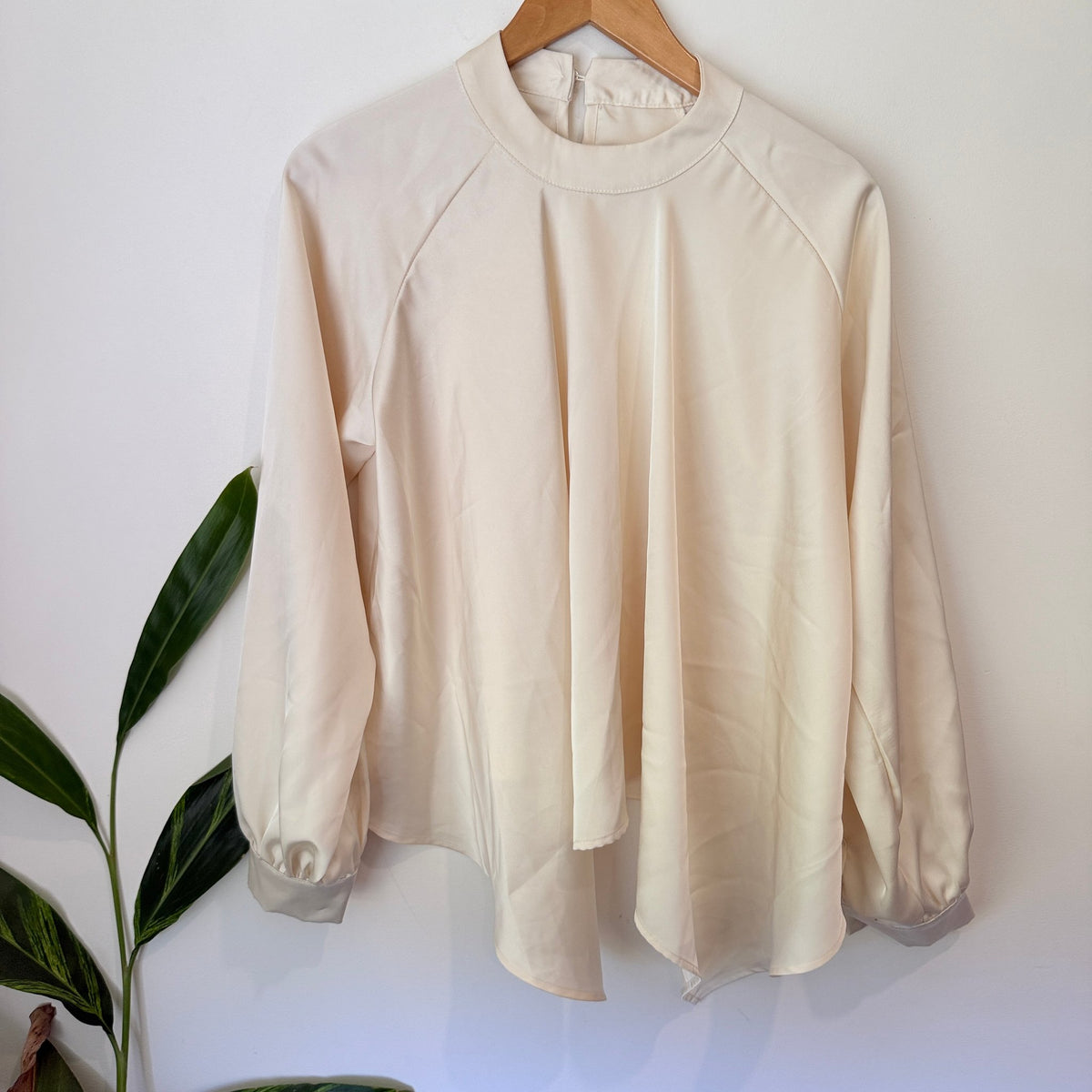 Brand Unknown Size U/Arm to U/Arm 46cm Satin Raglan Sleeve Keyhole Blouse
