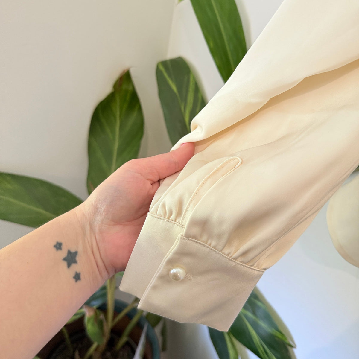 Brand Unknown Size U/Arm to U/Arm 46cm Satin Raglan Sleeve Keyhole Blouse