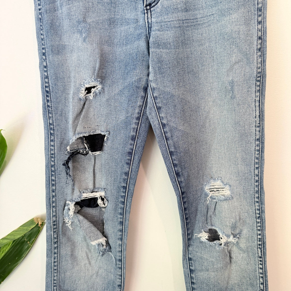Neuw Size 8 | Waist 70cm Distressed Skinny Jeans