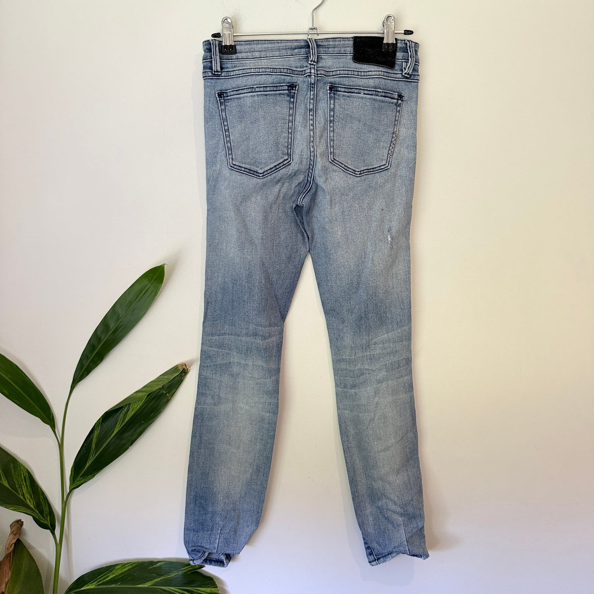 Neuw Size 8 | Waist 70cm Distressed Skinny Jeans