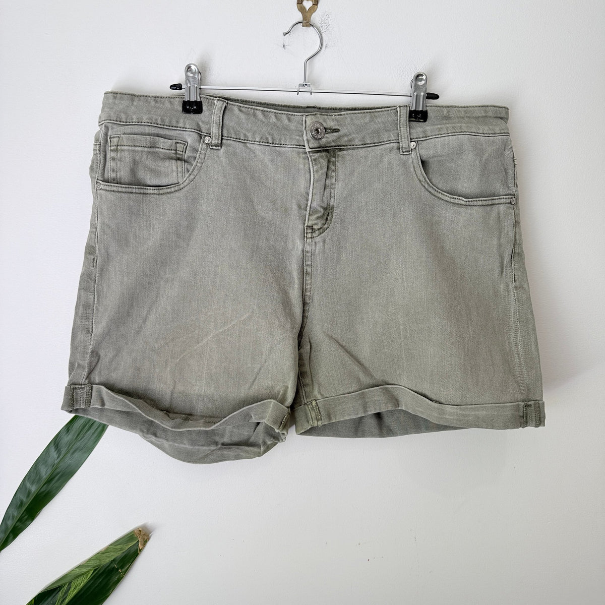 Denim Republic Size 18 Cuffed Denim Shorts