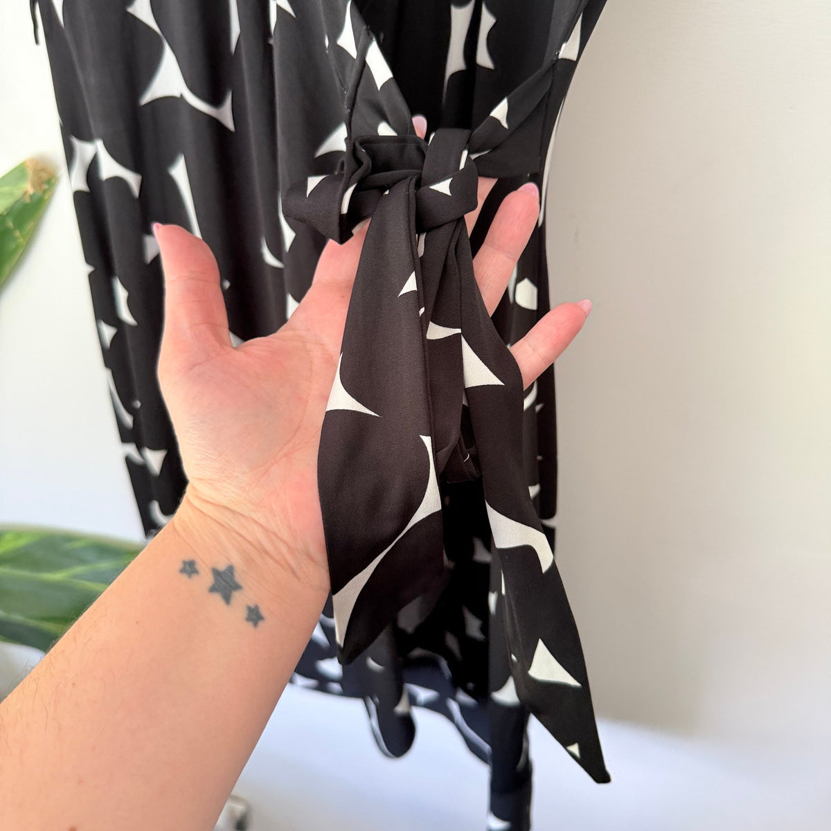 Jacqui E Size M Geometric Print Wrap Front Dress