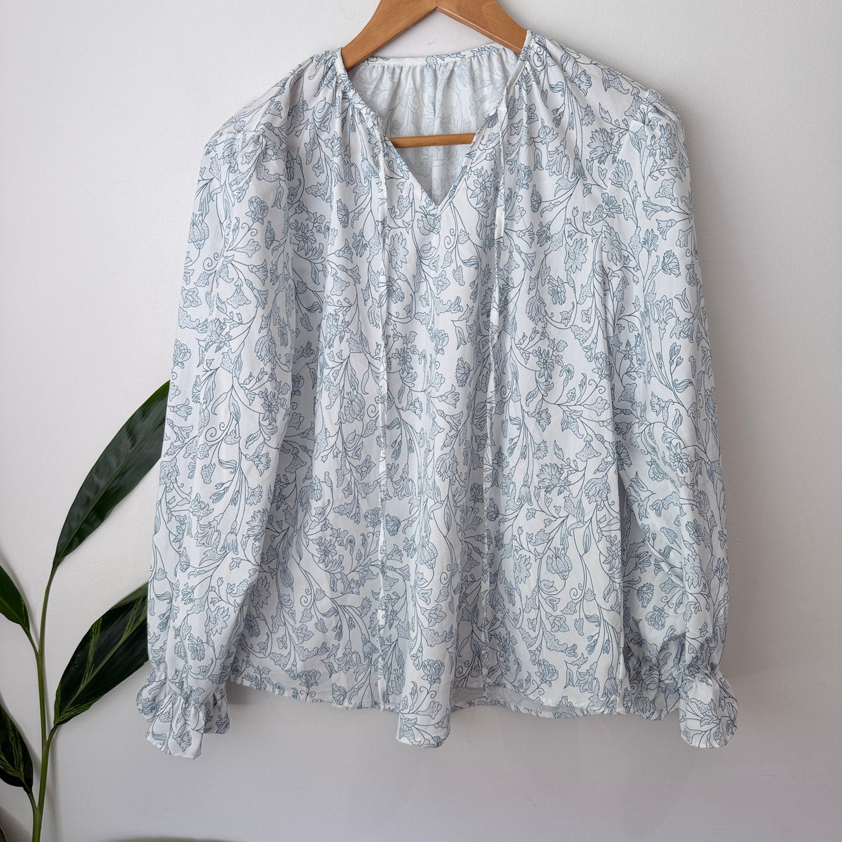 Brand Unknown Size L | U/Arm to U/Arm 59cm Floral Print Tie Neck Ruffle Cuff Blouse