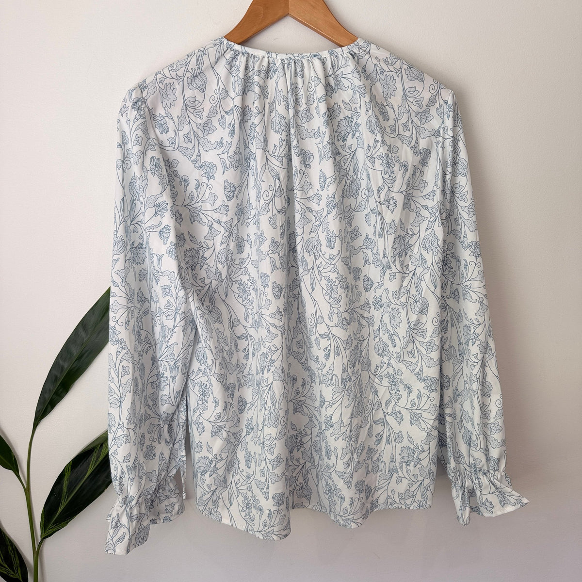 Brand Unknown Size L | U/Arm to U/Arm 59cm Floral Print Tie Neck Ruffle Cuff Blouse – photo 5