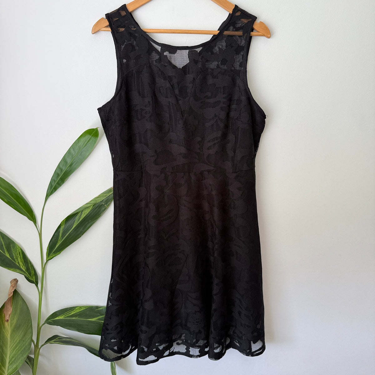 Brand Unknown Size U/Arm to U/Arm 47cm Lace Overlay Sleeveless Dress