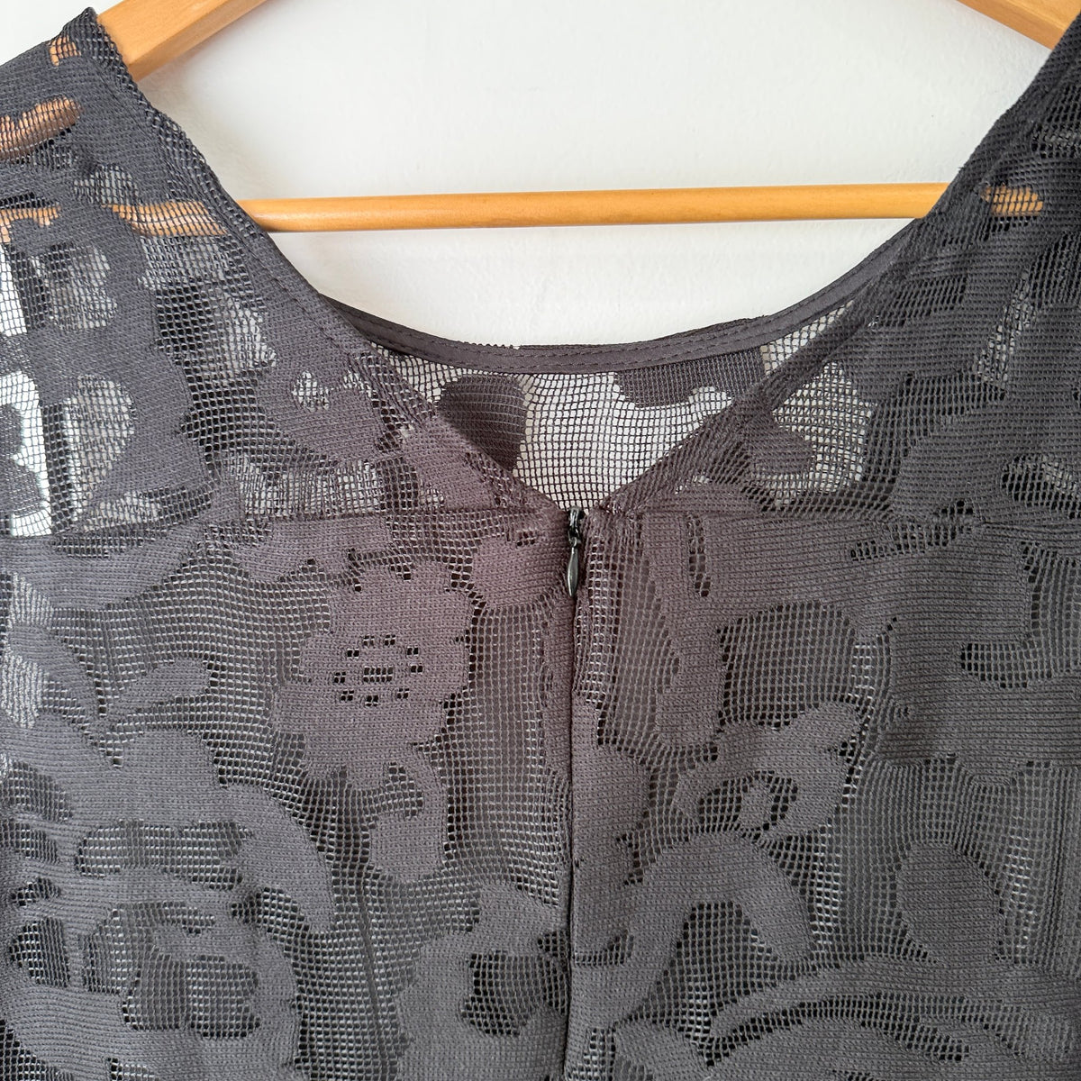 Brand Unknown Size U/Arm to U/Arm 47cm Lace Overlay Sleeveless Dress – photo 3