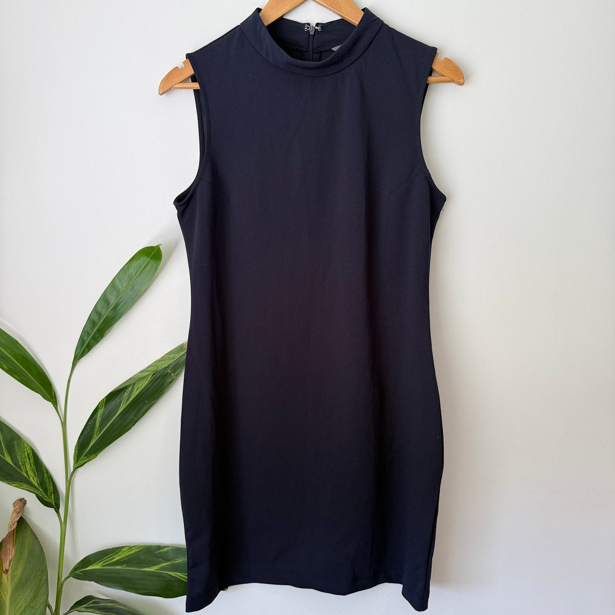 Sharagano Size 8 Mock Neck Sleeveless Sheath Dress