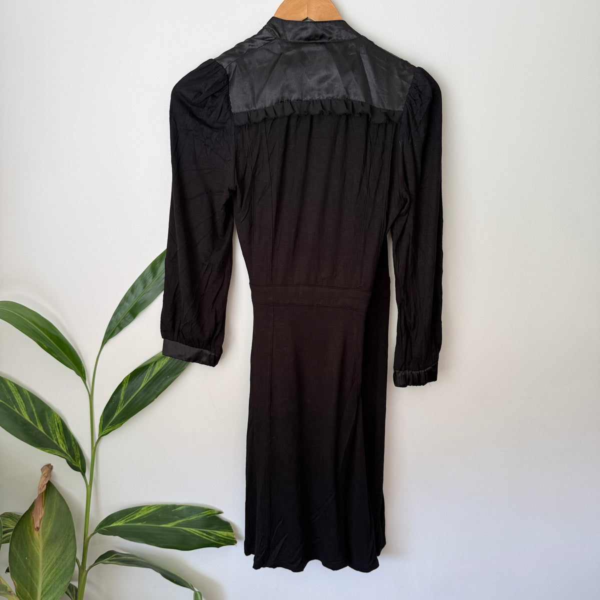 Principals Size 8 Satin Trim Long Sleeve Wrap Dress