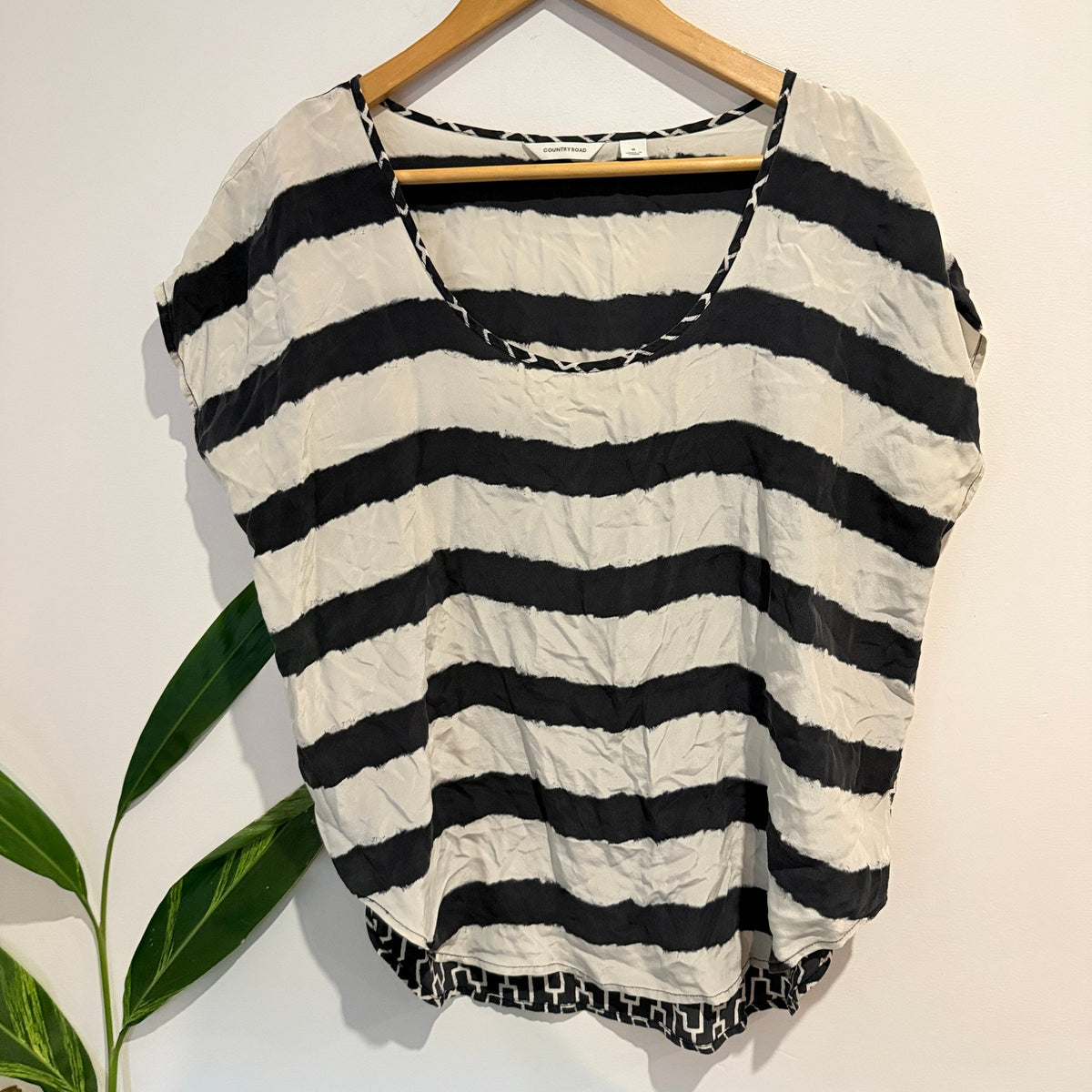 Country Road Size M Silk Stripe Print Short Sleeve Top