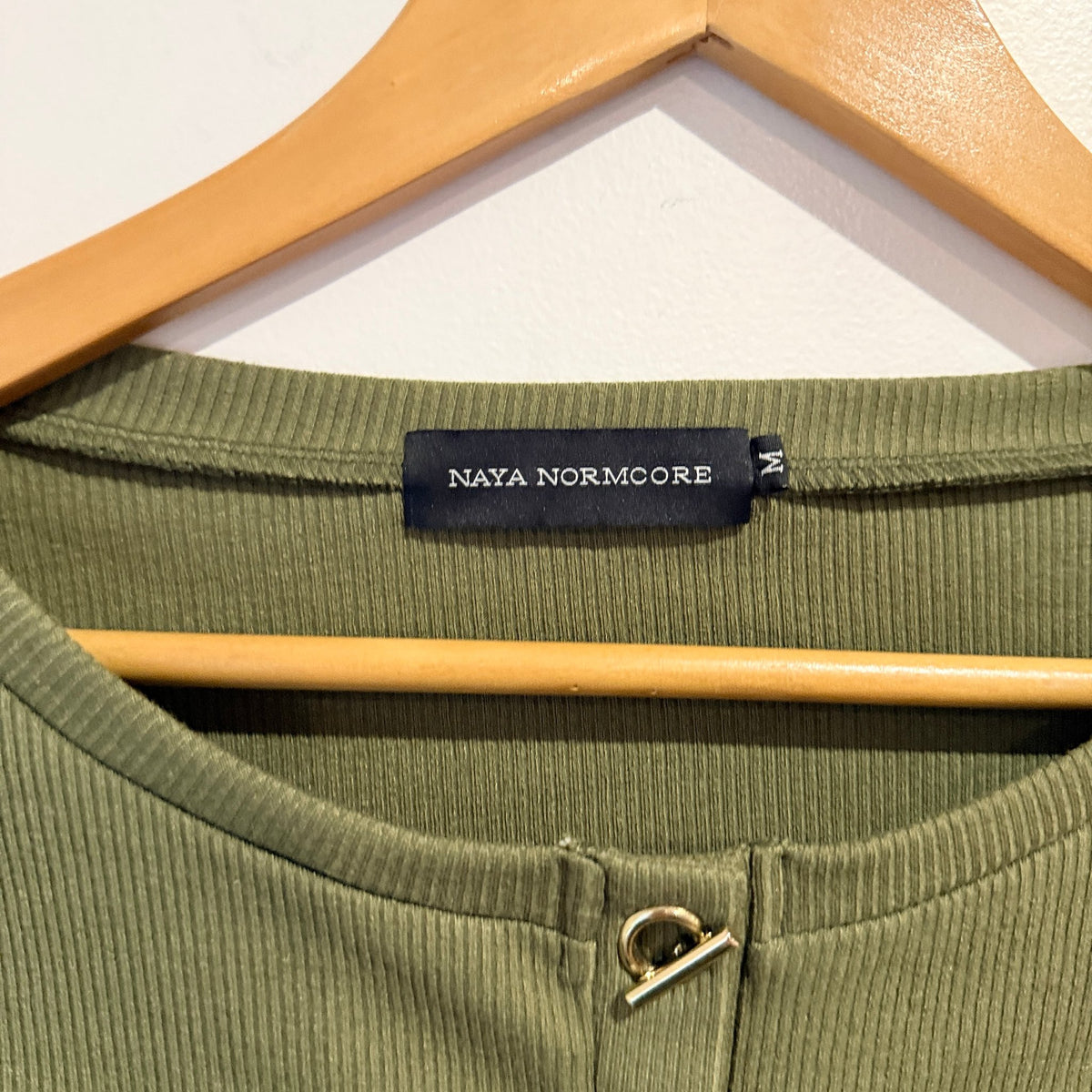 Naya Normcore Size M Ribbed Toggle Front Crop Top – photo 2
