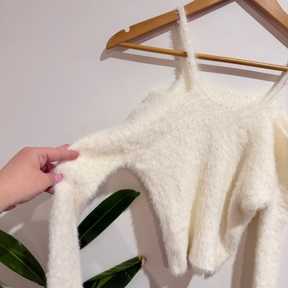 Brand Unknown U/Arm 37cm Fluffy Knit Cold Shoulder Jumper – photo 3