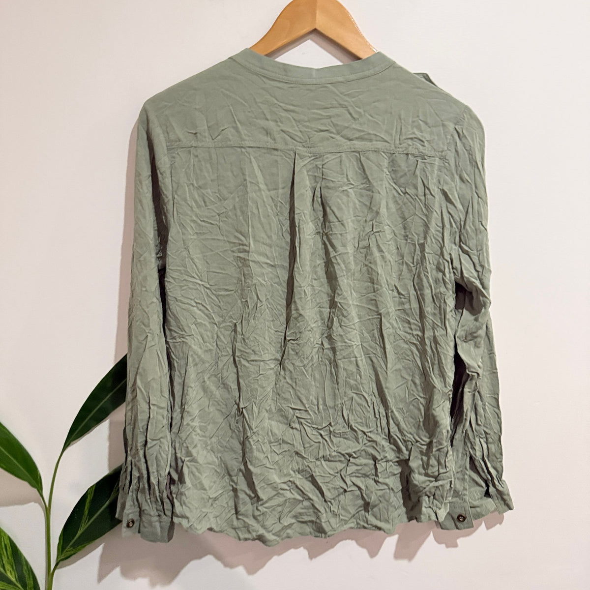 Dotti Size 10 Roll Tab Sleeve Button Up Shirt