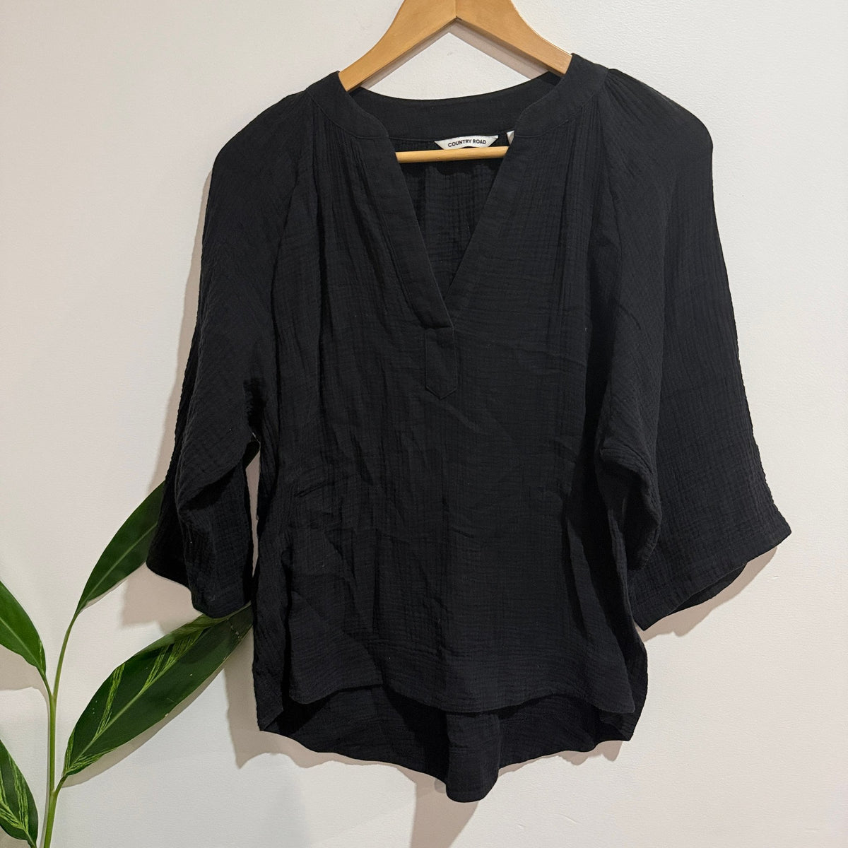 Country Road Size 6 Cotton Gauze Split Neck Top