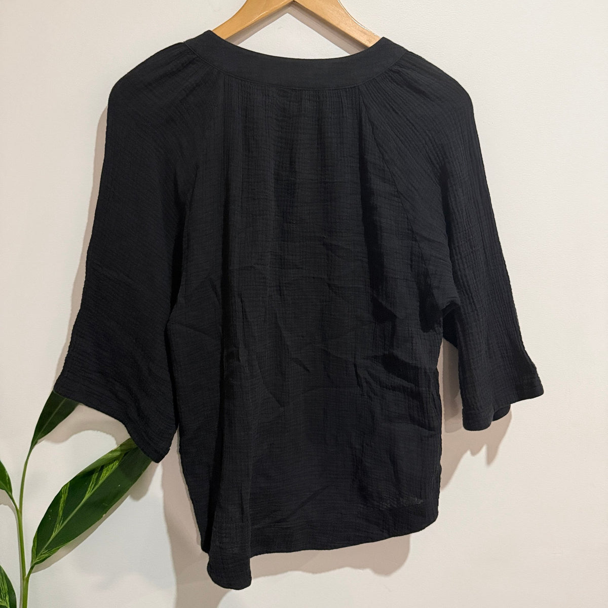 Country Road Size 6 Cotton Gauze Split Neck Top
