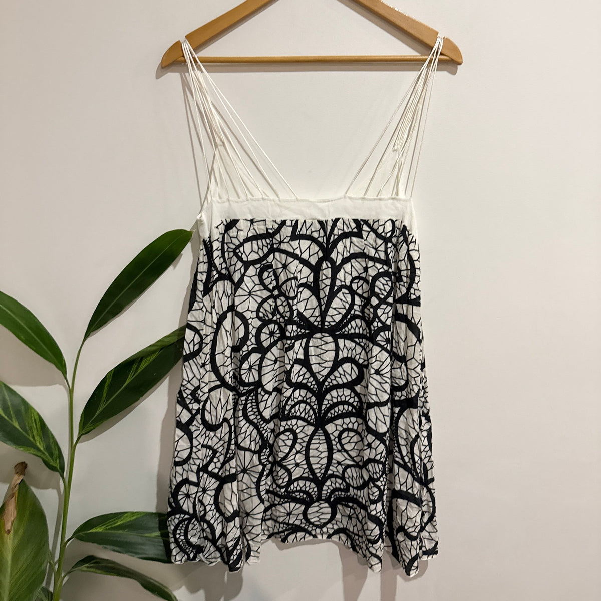 Maurie & Eve Size 6 Lace Print Strappy Slip Mini Dress