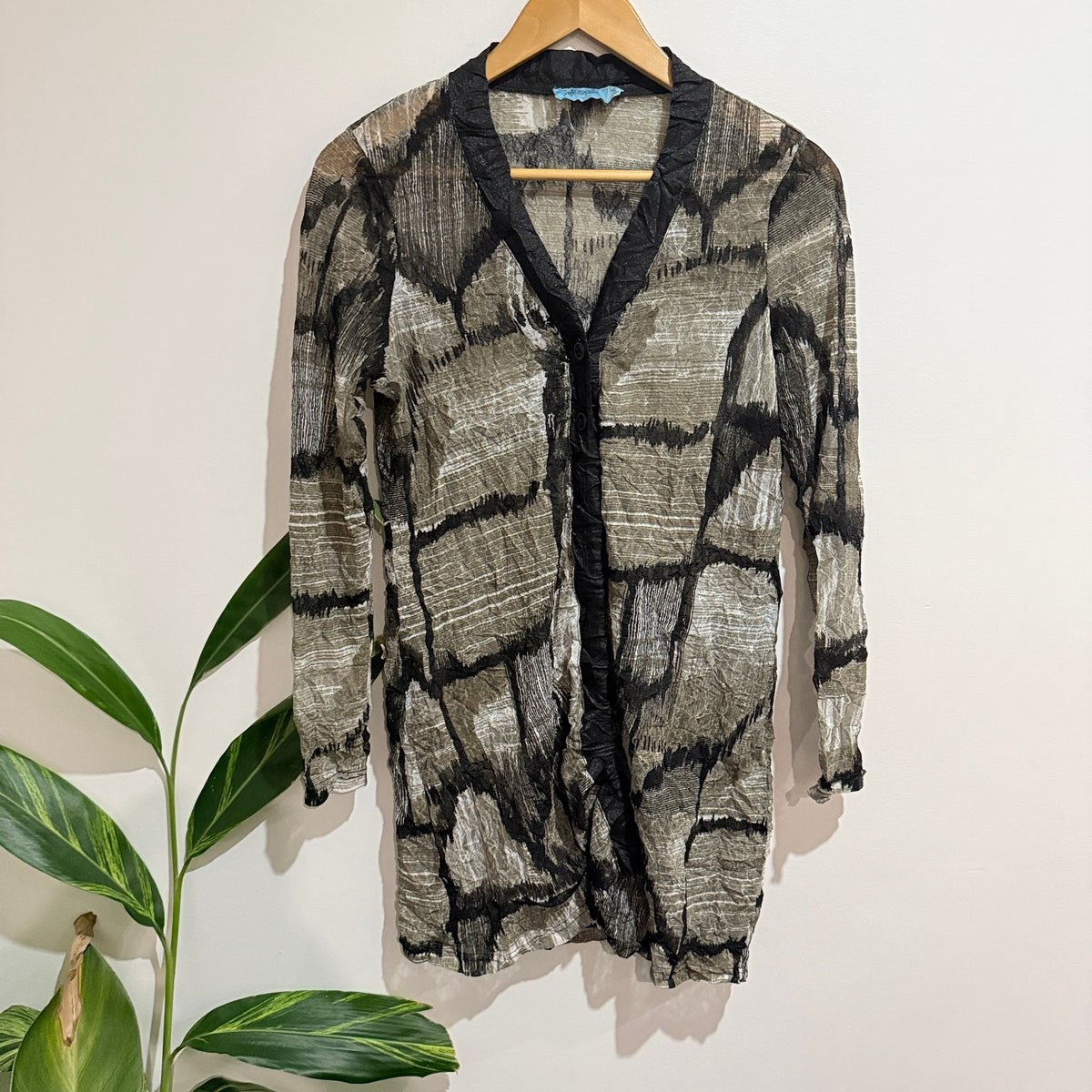 Jetblonde Size 14 Crinkle Print Button Front Longline Shirt