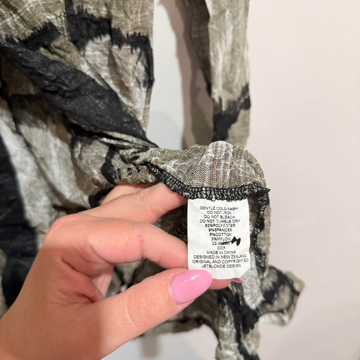 Jetblonde Size 14 Crinkle Print Button Front Longline Shirt