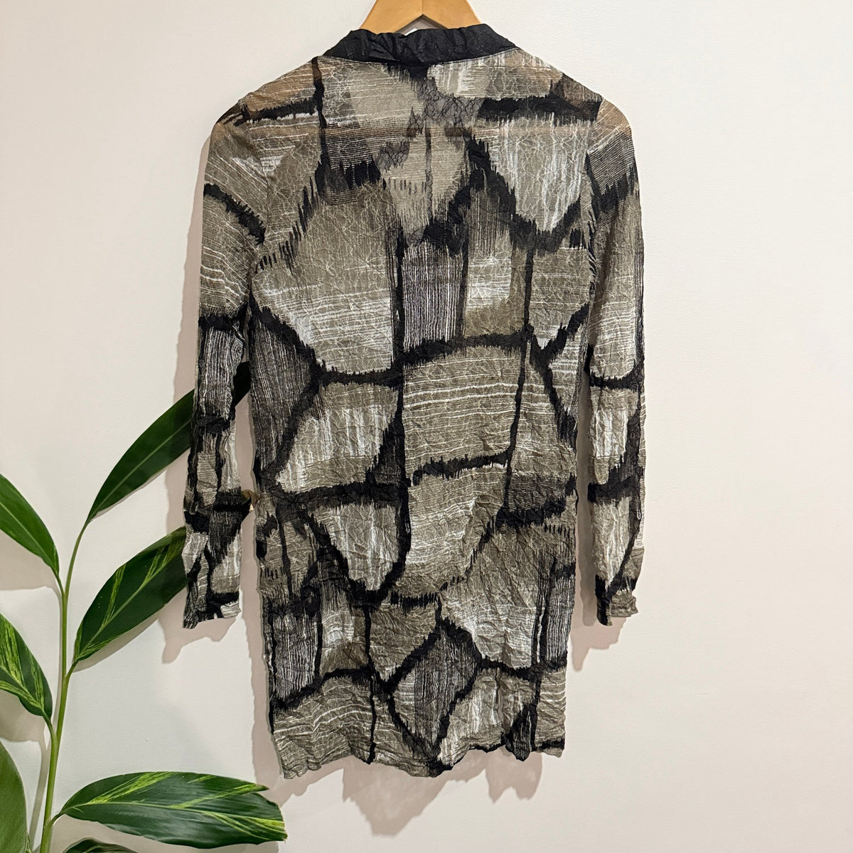 Jetblonde Size 14 Crinkle Print Button Front Longline Shirt