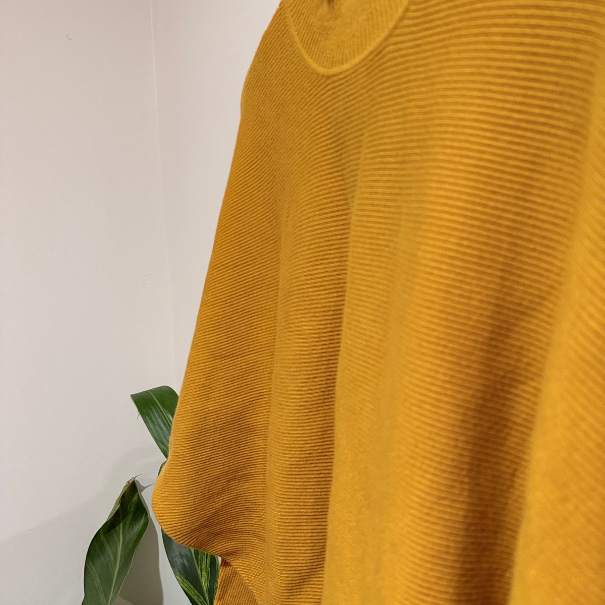 Decjuba Size M/L Ribbed Knit Batwing Mock Neck Jumper
