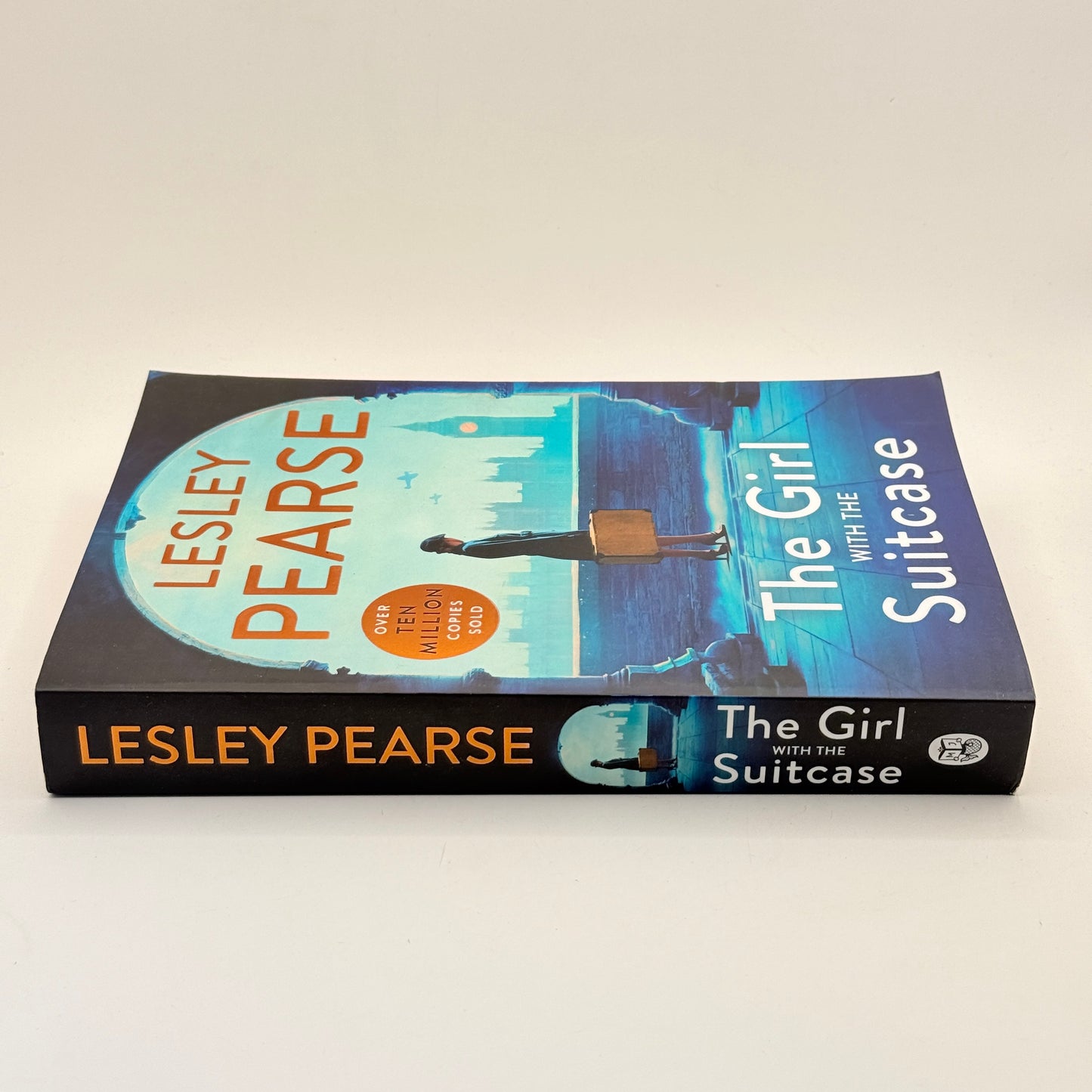 The Girl with the Suitcase by Lesley Pearse