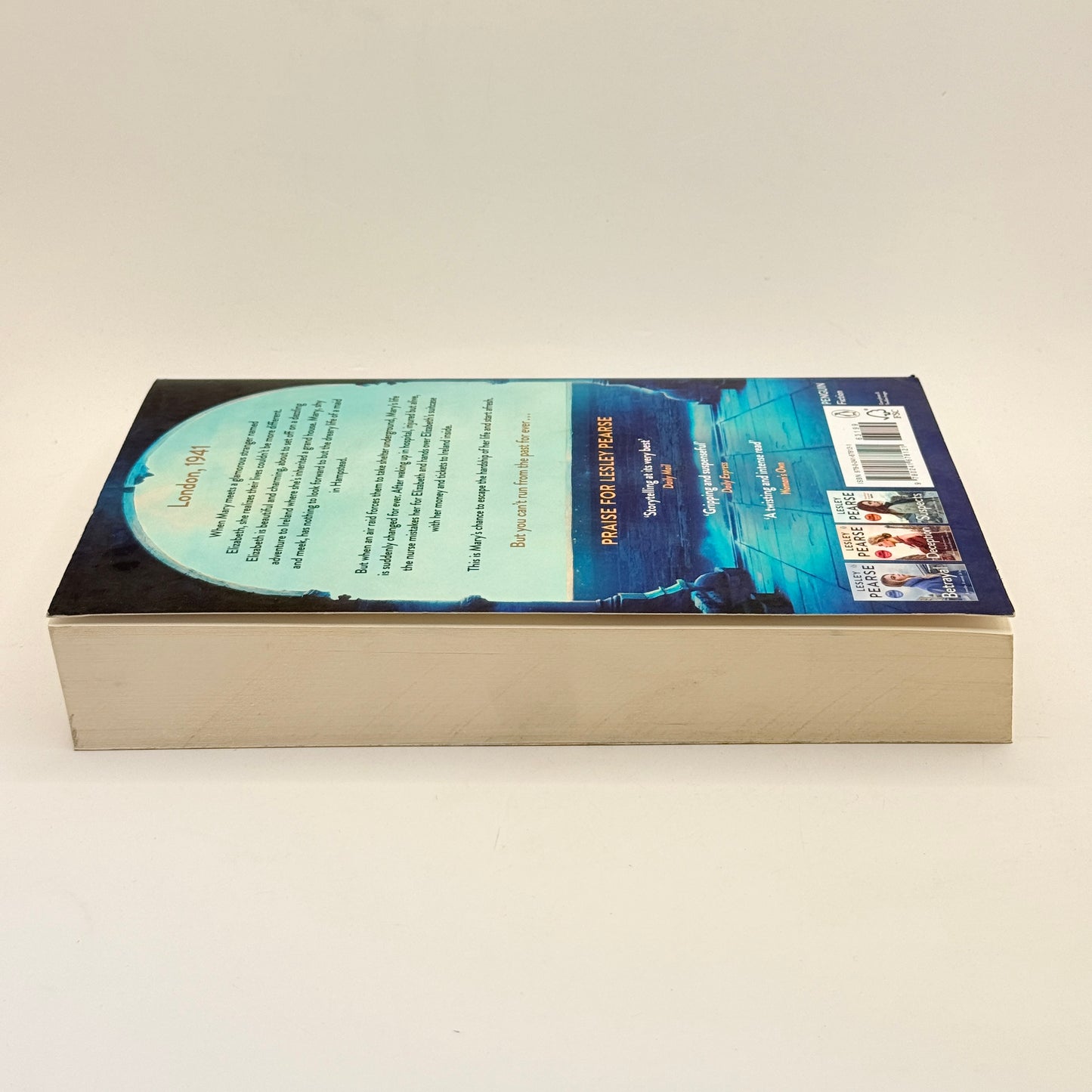 The Girl with the Suitcase by Lesley Pearse